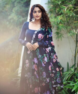 Reba Monica John Instagram - Your girl next door 🫶

Styled by @stylebyannapurna 
Outfit @anushareddy.couture 
Hair @prakash_kasara 
Photography @they_call_me_keshu 
MU yours truly ⭐️