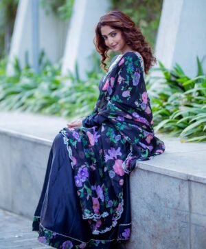 Reba Monica John Instagram - Your girl next door 🫶

Styled by @stylebyannapurna 
Outfit @anushareddy.couture 
Hair @prakash_kasara 
Photography @they_call_me_keshu 
MU yours truly ⭐️