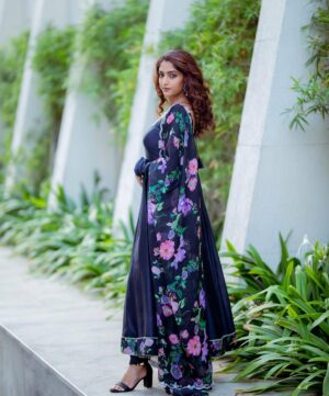 Reba Monica John Instagram - Your girl next door 🫶

Styled by @stylebyannapurna 
Outfit @anushareddy.couture 
Hair @prakash_kasara 
Photography @they_call_me_keshu 
MU yours truly ⭐️