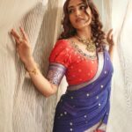 Reba Monica John Instagram - దసరా శుభాకాంక్షలు ✨ ದಸರಾ ಶುಭಾಶಯಗಳು ✨ Wishing each of you a very happy Dussehra ✨ Wearing: @varahi_artstudio Jewellery: @sammohana_by_anushauppaluri Styled by : @stylebyannapurna Team : @i.deekshasetti Hair @prakash_kasara MU yours truly Photography @they_call_me_keshu #dussehraspecial #goodoverevil #festivetime #halfsareelove Hyderabad,india