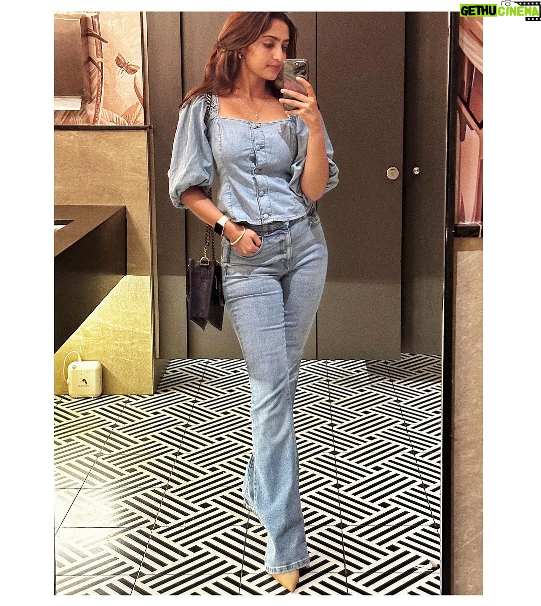 Reba Monica John Instagram - Whatever the season, without a reason don’t be shy, whether august or July Wear Denim on denim cause you’d be winnin 🫰🏼✨ my rhyme games bad, hoping it didn’t make you sad But now you’re smiling, as you read this line I’m hoping Thanks for your precious time, I promise I’ll do better next time, okay byeee 🤣 #mirrormirror #denimondenim #neveroutofstyle #tipsandtricks