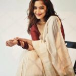 Reba Monica John Instagram - For all those who were complaining about me not wearing an Onam saree for Onam, this is for you 💕😆 Better late than never ✌🏽 Saree : mums from Fabindia Styling @manogna_gollapudi Hair @prakash_kasara Photography @pranil_chintewar #onamspecial #newbeginnings #onampoyallo #grainyphoto #blurrystateofmind #hyderabad #malayalipennu
