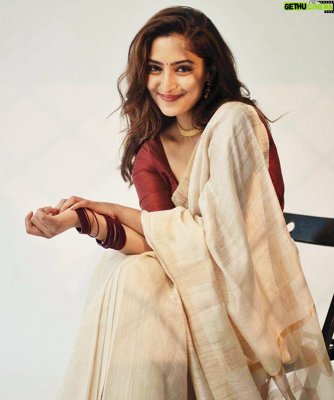 Reba Monica John Instagram - For all those who were complaining about me not wearing an Onam saree for Onam, this is for you 💕😆 Better late than never ✌🏽 Saree : mums from Fabindia Styling @manogna_gollapudi Hair @prakash_kasara Photography @pranil_chintewar #onamspecial #newbeginnings #onampoyallo #grainyphoto #blurrystateofmind #hyderabad #malayalipennu