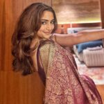 Reba Monica John Instagram - Stole this saree from my mother ✨ the older they get, the more beautiful to drape! Swipe for some saree spam 😁 #sixyardsofelegance #empoweredfeeling #motherssareesarealwaysspecial #instadaily