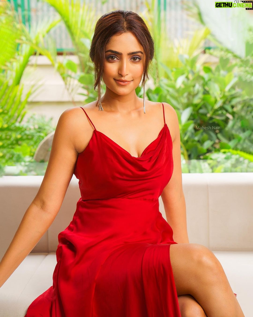 Reba Monica John Instagram - We hit the Million dollar 💵 club baby - Red hot chilli pepper style 🌶️ HMU @sanchitha_naik_mua Styling @manogna_gollapudi Outfit @prashantikumarlabel 📸 @mahesh_nair #milliondollarclub #samajavaragamana #portrait #fashionphotography