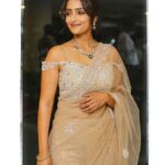 Reba Monica John Instagram - What a memorable night ⭐️ Saree by @t.and.msignature @tiyaneilkarikkassery Jewellery @petalsbyswathi Styling @manogna_gollapudi Hair @prakash_kasara MakeUp @bobbykasara #samajavaragamana