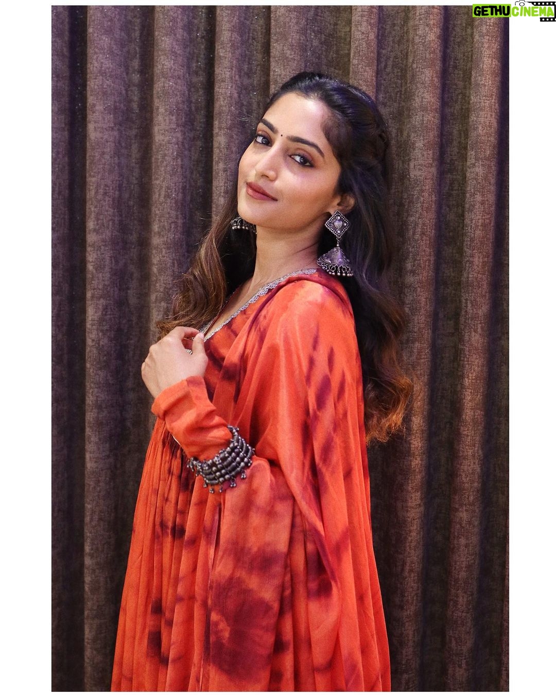 Reba Monica John Instagram - Dressed in ethnic Rust for Samajavaragamana, releasing tomorrow! 🤩 June 29th Been hearing amazing reviews for our premiere shows, so grab your tickets and don’t miss it in theatres near you 💥 Hair @prakash_kasara Pictures @akash.manda #june29 #samajavaragamana #telugucinema #debutante #cantkeepcalm #savethedate Hyderabad