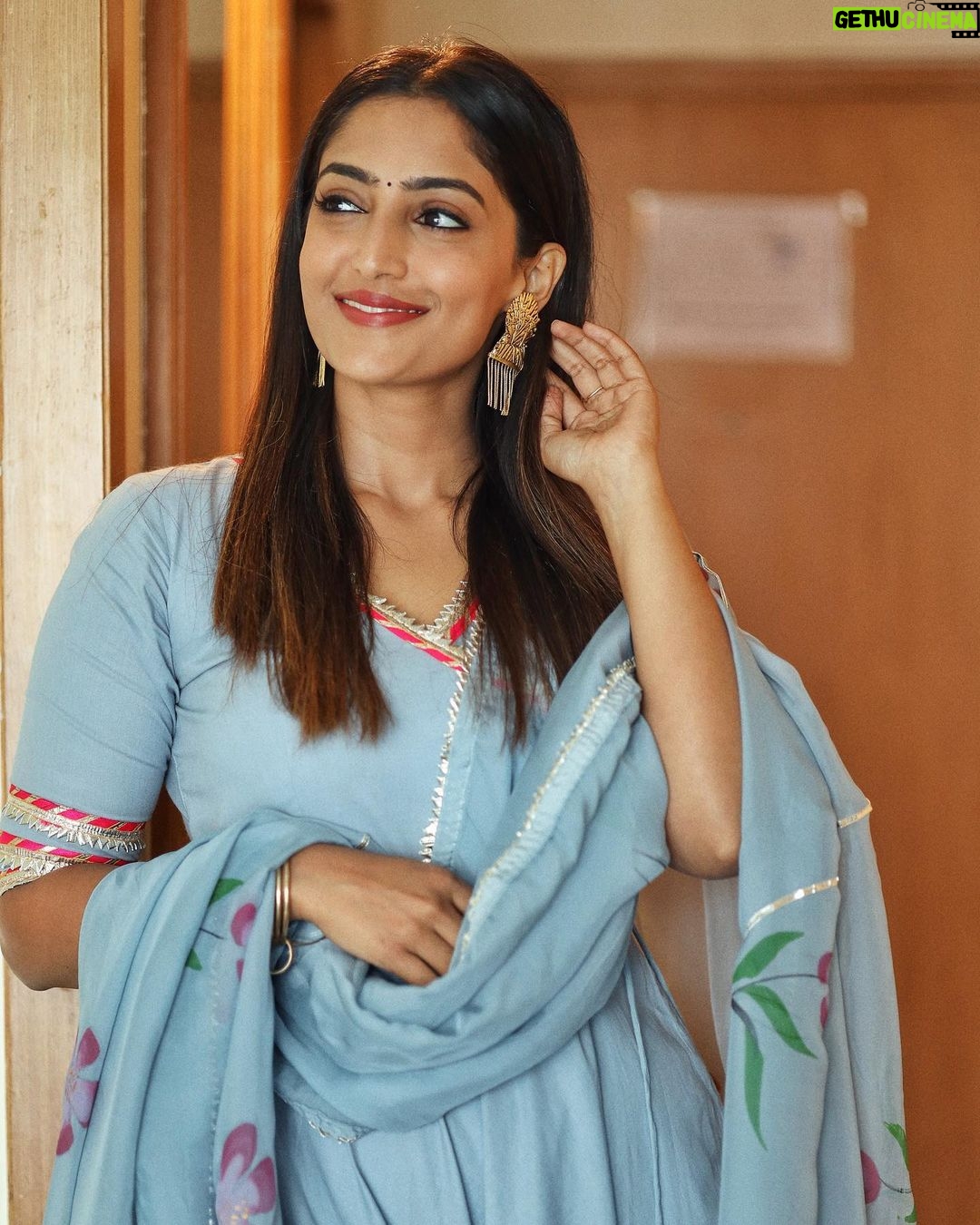 Reba Monica John Instagram - Samajavaragamana Ahvaana Yaatra - had the opportunity to visit the Annavaram temple, interact with super energetic college kids and the press! Super hectic yet successful day. Samajavaragamana in theatres from June 29th โจ Hair @prakash_kasara ๐ธ @akash.manda ๐ yours truly #samajavaragamana #june29th #debutante #telugucinema #needyourlove #putmyheartinit #fingerscrossed
