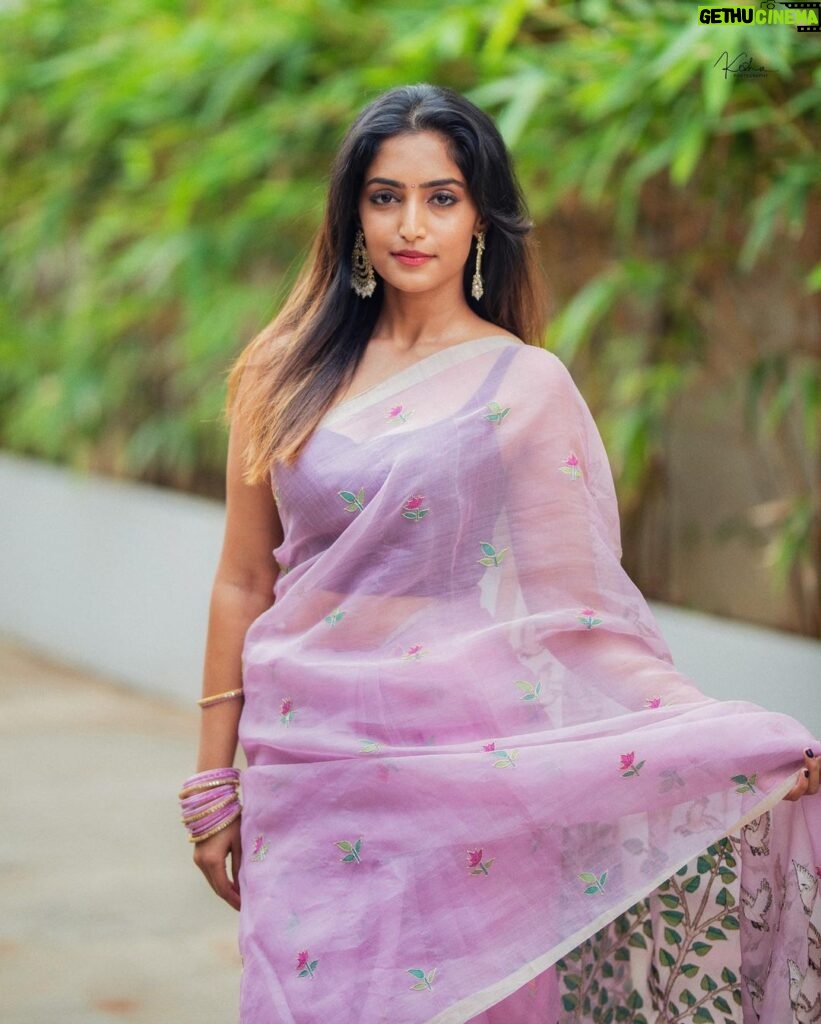 Reba Monica John Instagram - Draped in pink floral magic for SAMAJAVARAGAMANA promotions 💕 Releasing on the 29th June guys! ✨ Styled by @officialanahita Saree: @theantoraofficial Pics: @they_call_me_keshu Hair: @prakash_kasara MU: yours truly #sixyardsofelegance #indianwear #moviepromotion #debutante #tollywoodactress #nervousyetexcited