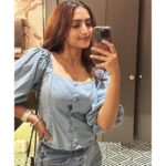 Reba Monica John Instagram - Whatever the season, without a reason don’t be shy, whether august or July Wear Denim on denim cause you’d be winnin 🫰🏼✨ my rhyme games bad, hoping it didn’t make you sad But now you’re smiling, as you read this line I’m hoping Thanks for your precious time, I promise I’ll do better next time, okay byeee 🤣 #mirrormirror #denimondenim #neveroutofstyle #tipsandtricks