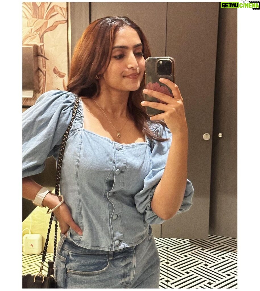 Reba Monica John Instagram - Whatever the season, without a reason don’t be shy, whether august or July Wear Denim on denim cause you’d be winnin 🫰🏼✨ my rhyme games bad, hoping it didn’t make you sad But now you’re smiling, as you read this line I’m hoping Thanks for your precious time, I promise I’ll do better next time, okay byeee 🤣 #mirrormirror #denimondenim #neveroutofstyle #tipsandtricks