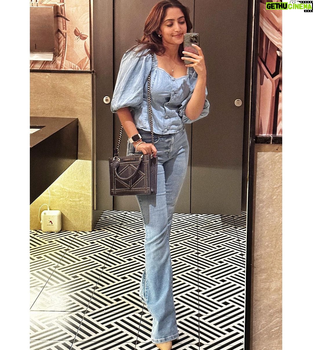 Reba Monica John Instagram - Whatever the season, without a reason don’t be shy, whether august or July Wear Denim on denim cause you’d be winnin 🫰🏼✨ my rhyme games bad, hoping it didn’t make you sad But now you’re smiling, as you read this line I’m hoping Thanks for your precious time, I promise I’ll do better next time, okay byeee 🤣 #mirrormirror #denimondenim #neveroutofstyle #tipsandtricks