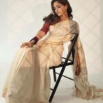 Reba Monica John Instagram - For all those who were complaining about me not wearing an Onam saree for Onam, this is for you 💕😆 Better late than never ✌🏽 Saree : mums from Fabindia Styling @manogna_gollapudi Hair @prakash_kasara Photography @pranil_chintewar #onamspecial #newbeginnings #onampoyallo #grainyphoto #blurrystateofmind #hyderabad #malayalipennu