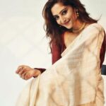 Reba Monica John Instagram - For all those who were complaining about me not wearing an Onam saree for Onam, this is for you 💕😆 Better late than never ✌🏽 Saree : mums from Fabindia Styling @manogna_gollapudi Hair @prakash_kasara Photography @pranil_chintewar #onamspecial #newbeginnings #onampoyallo #grainyphoto #blurrystateofmind #hyderabad #malayalipennu