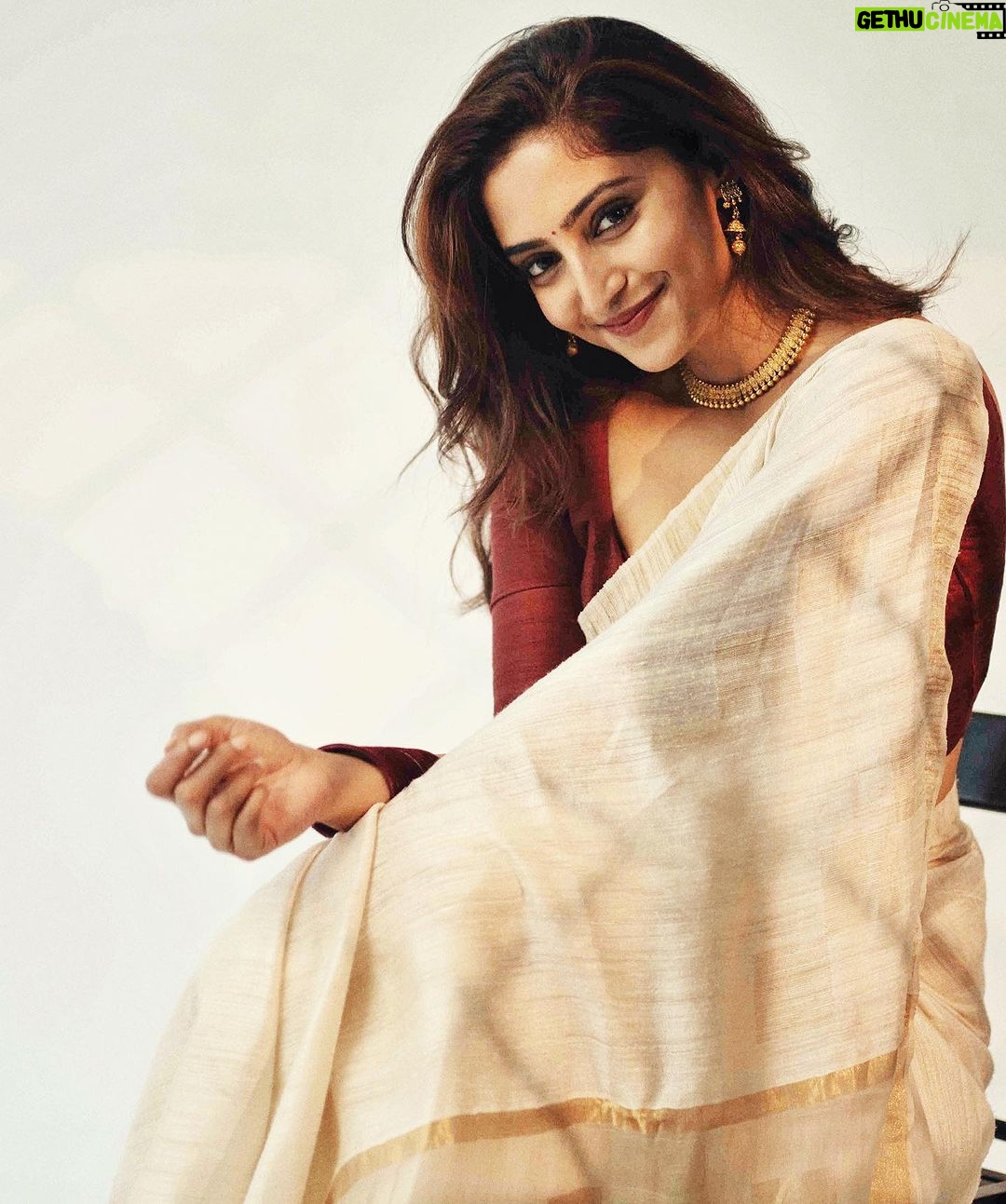 Reba Monica John Instagram - For all those who were complaining about me not wearing an Onam saree for Onam, this is for you 💕😆 Better late than never ✌🏽 Saree : mums from Fabindia Styling @manogna_gollapudi Hair @prakash_kasara Photography @pranil_chintewar #onamspecial #newbeginnings #onampoyallo #grainyphoto #blurrystateofmind #hyderabad #malayalipennu
