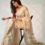 Reba Monica John Instagram - For all those who were complaining about me not wearing an Onam saree for Onam, this is for you 💕😆 Better late than never ✌🏽 Saree : mums from Fabindia Styling @manogna_gollapudi Hair @prakash_kasara Photography @pranil_chintewar #onamspecial #newbeginnings #onampoyallo #grainyphoto #blurrystateofmind #hyderabad #malayalipennu