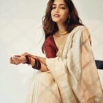 Reba Monica John Instagram - For all those who were complaining about me not wearing an Onam saree for Onam, this is for you 💕😆 Better late than never ✌🏽 Saree : mums from Fabindia Styling @manogna_gollapudi Hair @prakash_kasara Photography @pranil_chintewar #onamspecial #newbeginnings #onampoyallo #grainyphoto #blurrystateofmind #hyderabad #malayalipennu