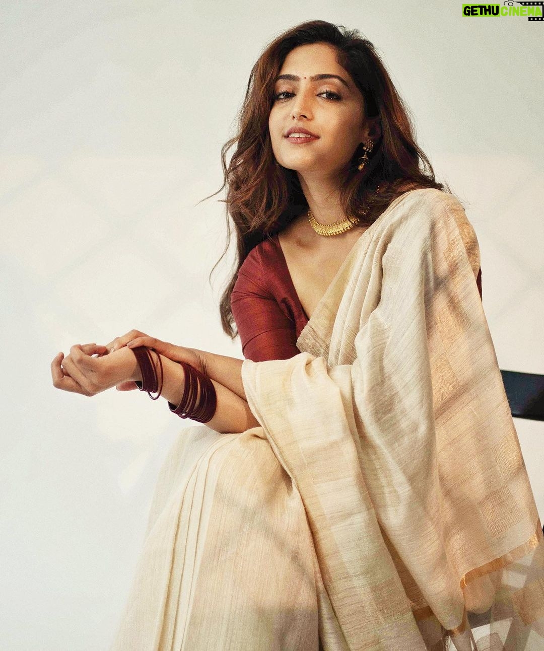 Reba Monica John Instagram - For all those who were complaining about me not wearing an Onam saree for Onam, this is for you 💕😆 Better late than never ✌🏽 Saree : mums from Fabindia Styling @manogna_gollapudi Hair @prakash_kasara Photography @pranil_chintewar #onamspecial #newbeginnings #onampoyallo #grainyphoto #blurrystateofmind #hyderabad #malayalipennu