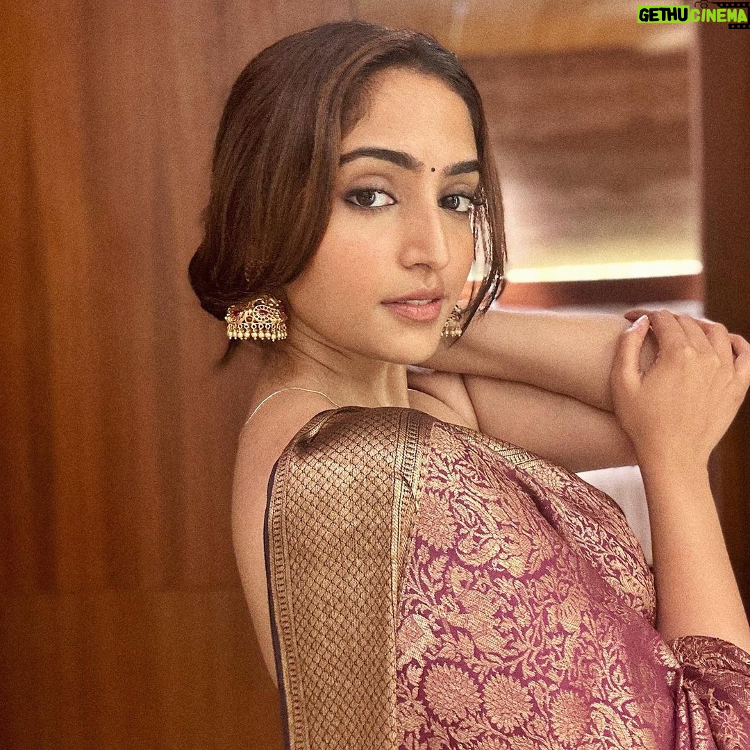 Reba Monica John Instagram - Stole this saree from my mother ✨ the older they get, the more beautiful to drape! Swipe for some saree spam 😁 #sixyardsofelegance #empoweredfeeling #motherssareesarealwaysspecial #instadaily