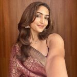 Reba Monica John Instagram - Stole this saree from my mother ✨ the older they get, the more beautiful to drape! Swipe for some saree spam 😁 #sixyardsofelegance #empoweredfeeling #motherssareesarealwaysspecial #instadaily
