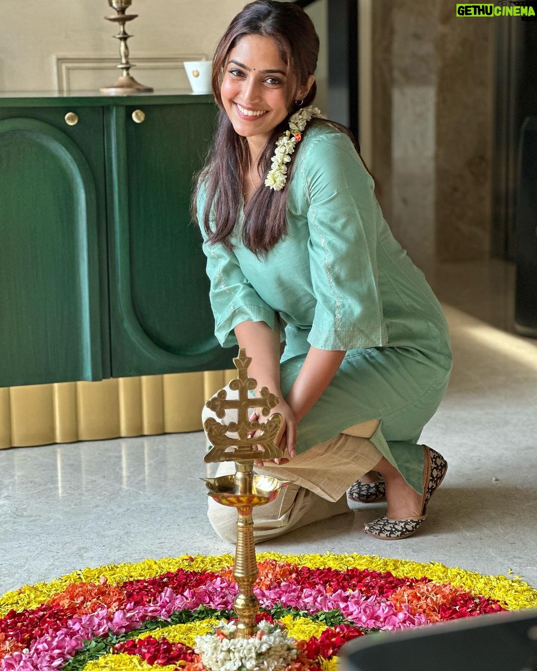 Reba Monica John Instagram - Ellavarkum Onam Aashamsakal πΈπ Yes, I made that pookalam π thanks