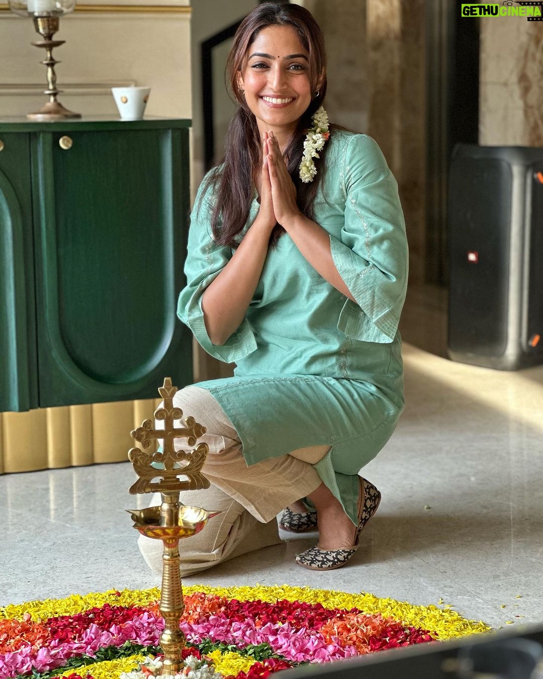 Reba Monica John Instagram - Ellavarkum Onam Aashamsakal πΈπ Yes, I made that pookalam π thanks