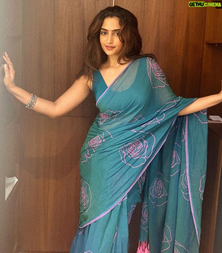 Reba Monica John Instagram - The Colors, the feel, so simple and just the way I like it! Can’t get enough 💕🦋 #sareelove #explorepage #indianwear #cottonsaree #comfortzone