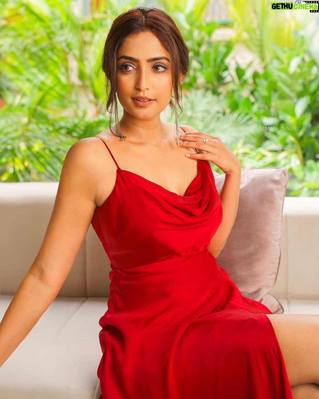 Reba Monica John Instagram - Channelling some Barbie Energy 💕🌸 Wearing @prashantikumarlabel Styled by @manogna_gollapudi HMU @sanchitha_naik_mua Photographed by @mahesh_nair P.s I’m watching both the films guys, don’t stress. Oppenheimer and Barbie yayyy #notconfused #willwatchbarbieandoppenheimer #portraitphotography