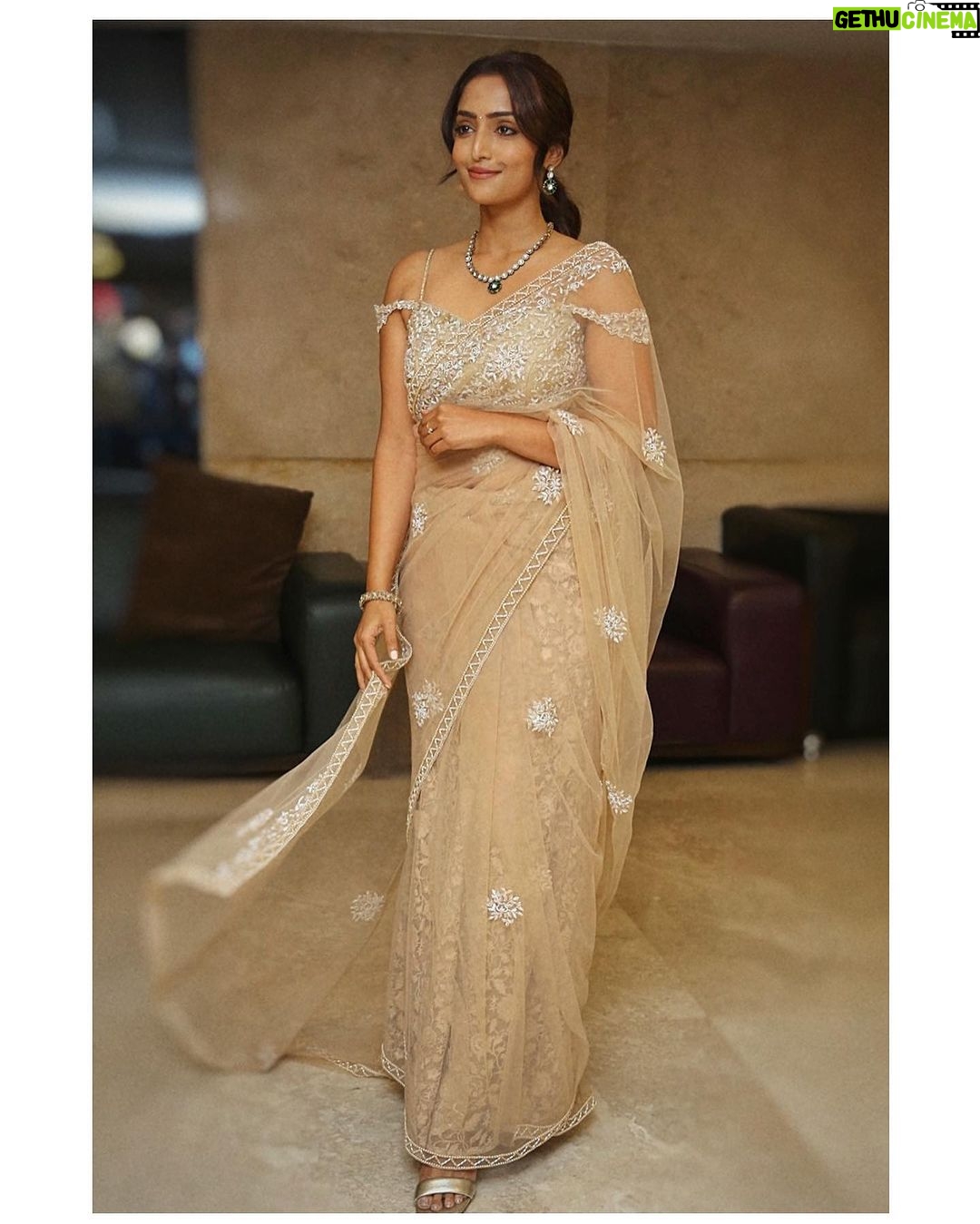 Reba Monica John Instagram - What a memorable night ⭐️ Saree by @t.and.msignature @tiyaneilkarikkassery Jewellery @petalsbyswathi Styling @manogna_gollapudi Hair @prakash_kasara MakeUp @bobbykasara #samajavaragamana