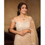 Reba Monica John Instagram - What a memorable night ⭐️ Saree by @t.and.msignature @tiyaneilkarikkassery Jewellery @petalsbyswathi Styling @manogna_gollapudi Hair @prakash_kasara MakeUp @bobbykasara #samajavaragamana