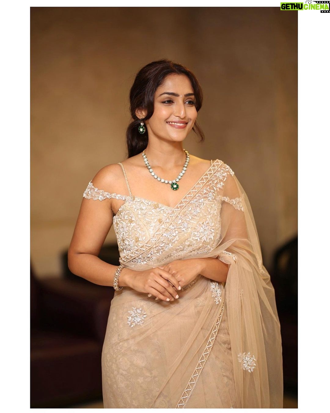 Reba Monica John Instagram - What a memorable night ⭐️ Saree by @t.and.msignature @tiyaneilkarikkassery Jewellery @petalsbyswathi Styling @manogna_gollapudi Hair @prakash_kasara MakeUp @bobbykasara #samajavaragamana