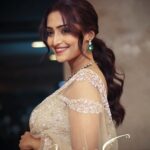 Reba Monica John Instagram - One Special night ⭐️ Samajavaragamana success meet ! Thank you to each of you that made this happen 🤗 Stunning saree from @t.and.msignature by @tiyaneilkarikkassery 💕 Jewellery @petalsbyswathi Styling @manogna_gollapudi MU @bobbykasara Hair @prakash_kasara #samajavaragamana #gratefulheart #welldeservedwin #dreamteam #teamwork #wemadeit #gratitude🙏