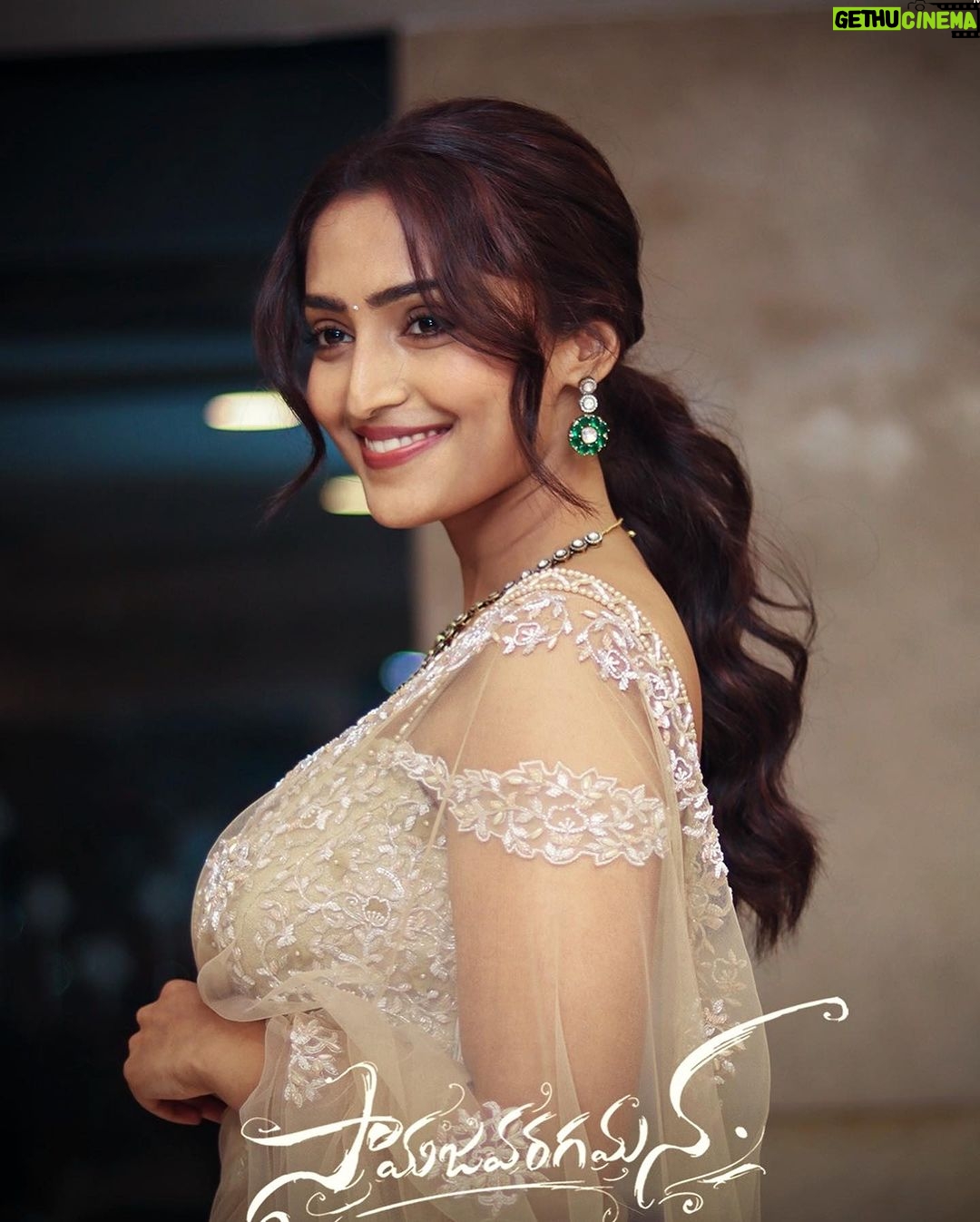 Reba Monica John Instagram - One Special night ⭐️ Samajavaragamana success meet ! Thank you to each of you that made this happen 🤗 Stunning saree from @t.and.msignature by @tiyaneilkarikkassery 💕 Jewellery @petalsbyswathi Styling @manogna_gollapudi MU @bobbykasara Hair @prakash_kasara #samajavaragamana #gratefulheart #welldeservedwin #dreamteam #teamwork #wemadeit #gratitude🙏