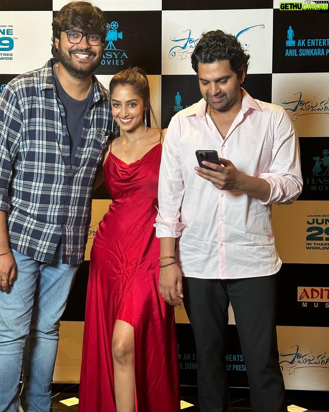 Reba Monica John Instagram - The three Musketeers of Samajavaragamana aka burra paadu as I call it. I don’t even know what that means but as we inch closer to the end of this sweeet hilarious journey; I’m not just taking back the best ‘director-hero-heroine’ combo but the best of friends and funniest, most memorable times. I don’t usually do this, that means it’s special no? ✨ Am I being cringe 😛 Samajavaragamana will be my happiest , favourite journey ! Thank you @sreevishnu29 @ramabbaraju. Okay Enough being nice for the day! #samajavaragamana #friendslikefamily