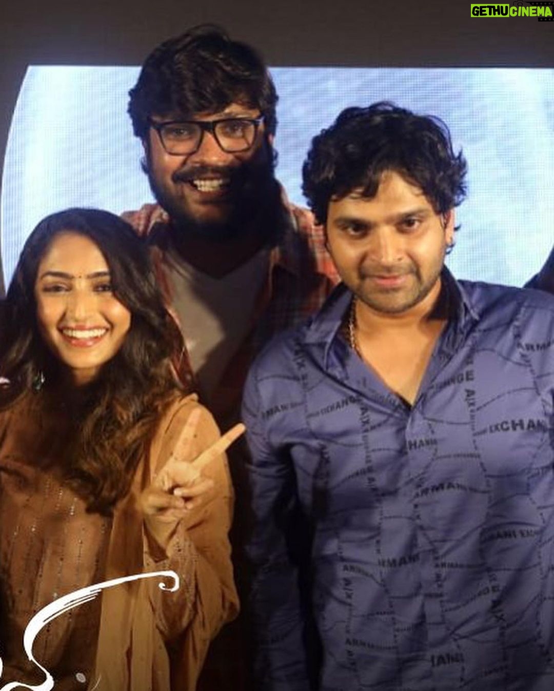 Reba Monica John Instagram - The three Musketeers of Samajavaragamana aka burra paadu as I call it. I don’t even know what that means but as we inch closer to the end of this sweeet hilarious journey; I’m not just taking back the best ‘director-hero-heroine’ combo but the best of friends and funniest, most memorable times. I don’t usually do this, that means it’s special no? ✨ Am I being cringe 😛 Samajavaragamana will be my happiest , favourite journey ! Thank you @sreevishnu29 @ramabbaraju. Okay Enough being nice for the day! #samajavaragamana #friendslikefamily