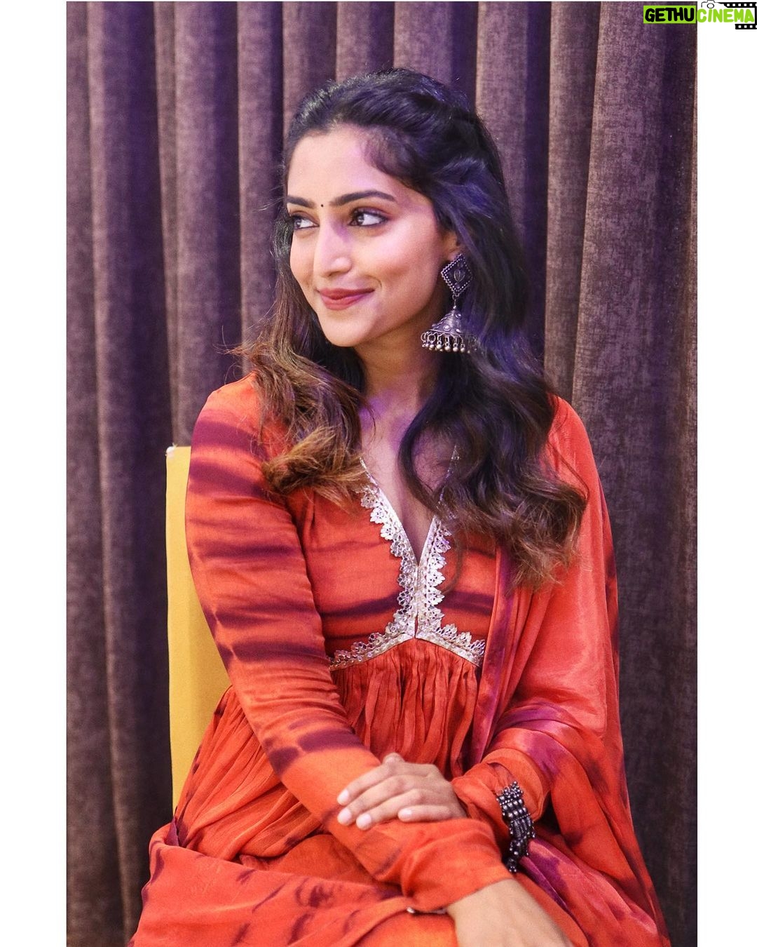 Reba Monica John Instagram - Dressed in ethnic Rust for Samajavaragamana, releasing tomorrow! 🤩 June 29th Been hearing amazing reviews for our premiere shows, so grab your tickets and don’t miss it in theatres near you 💥 Hair @prakash_kasara Pictures @akash.manda #june29 #samajavaragamana #telugucinema #debutante #cantkeepcalm #savethedate Hyderabad