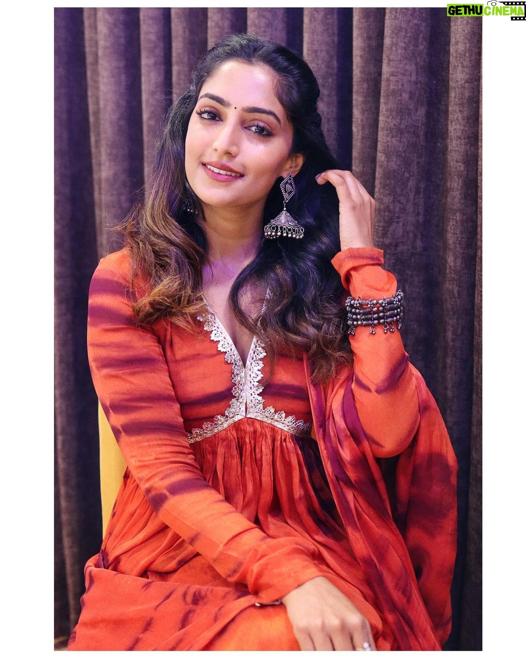 Reba Monica John Instagram - Dressed in ethnic Rust for Samajavaragamana, releasing tomorrow! 🤩 June 29th Been hearing amazing reviews for our premiere shows, so grab your tickets and don’t miss it in theatres near you 💥 Hair @prakash_kasara Pictures @akash.manda #june29 #samajavaragamana #telugucinema #debutante #cantkeepcalm #savethedate Hyderabad