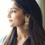 Reba Monica John Instagram - Samajavaragamana Ahvaana Yaatra - had the opportunity to visit the Annavaram temple, interact with super energetic college kids and the press! Super hectic yet successful day. Samajavaragamana in theatres from June 29th ✨ Hair @prakash_kasara 📸 @akash.manda 💄 yours truly #samajavaragamana #june29th #debutante #telugucinema #needyourlove #putmyheartinit #fingerscrossed