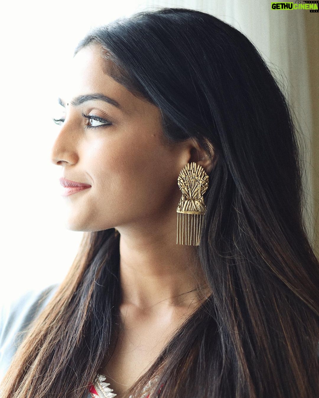 Reba Monica John Instagram - Samajavaragamana Ahvaana Yaatra - had the opportunity to visit the Annavaram temple, interact with super energetic college kids and the press! Super hectic yet successful day. Samajavaragamana in theatres from June 29th โจ Hair @prakash_kasara ๐ธ @akash.manda ๐ yours truly #samajavaragamana #june29th #debutante #telugucinema #needyourlove #putmyheartinit #fingerscrossed