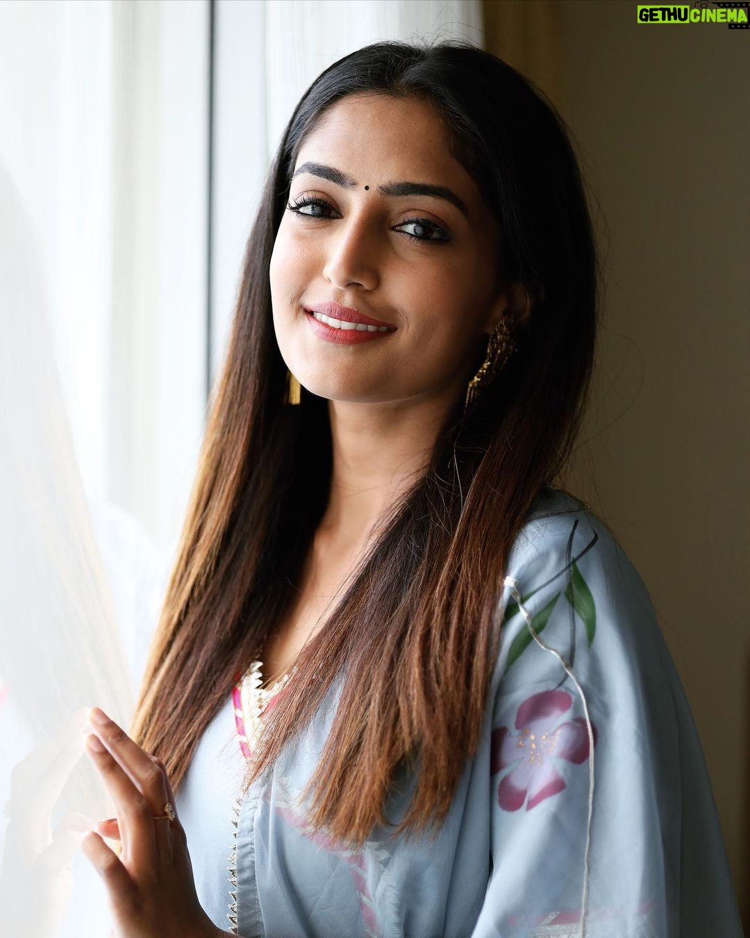 Reba Monica John Instagram - Samajavaragamana Ahvaana Yaatra - had the opportunity to visit the Annavaram temple, interact with super energetic college kids and the press! Super hectic yet successful day. Samajavaragamana in theatres from June 29th โจ Hair @prakash_kasara ๐ธ @akash.manda ๐ yours truly #samajavaragamana #june29th #debutante #telugucinema #needyourlove #putmyheartinit #fingerscrossed