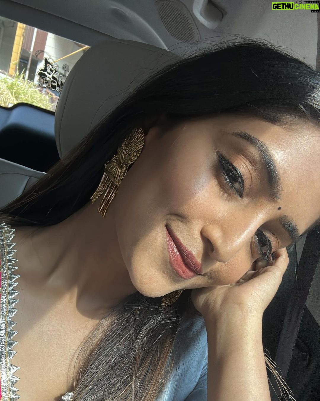 Reba Monica John Instagram - Samajavaragamana Ahvaana Yaatra - had the opportunity to visit the Annavaram temple, interact with super energetic college kids and the press! Super hectic yet successful day. Samajavaragamana in theatres from June 29th โจ Hair @prakash_kasara ๐ธ @akash.manda ๐ yours truly #samajavaragamana #june29th #debutante #telugucinema #needyourlove #putmyheartinit #fingerscrossed