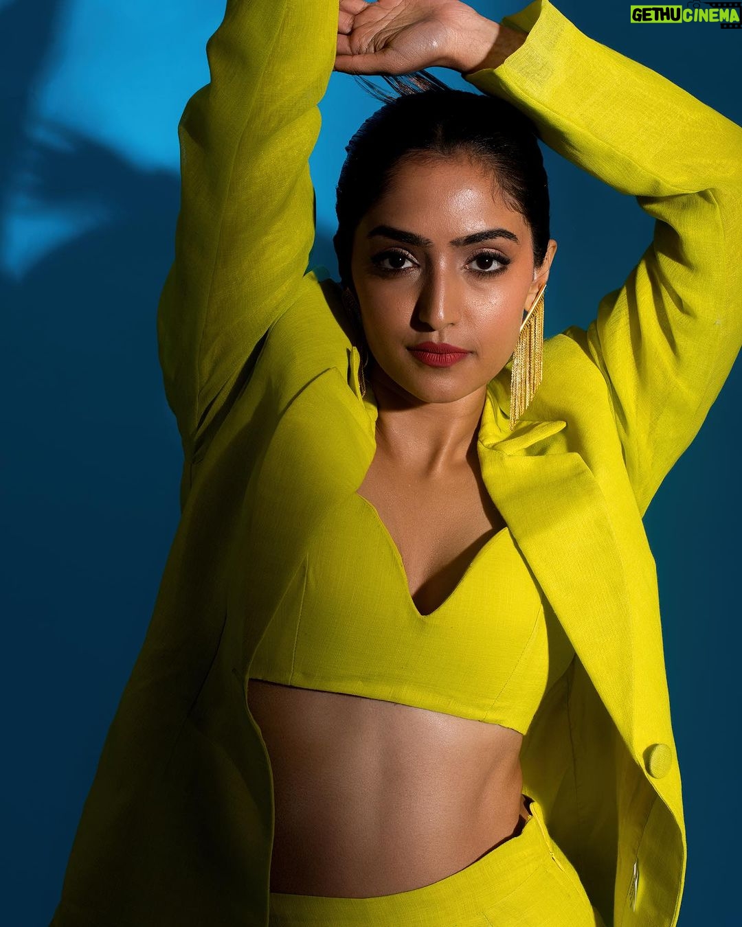 Reba Monica John Instagram - “When you remember who you are, the game changes”💥 Felt so powerful in this attire! Confident and strong 💪🏽 like I can achieve anything. And it’s true. They really do have that power! Meet the fabbbb team 👇🏼💫 Styling @keerthysampath Photographer @palaniappansubramanyam MUA @prakatwork Outfit @nidhiandmahak Earrings @truptimohta.in Hair @noormakeup_mehndi #highfashion #suitedup #linenlove #slaying