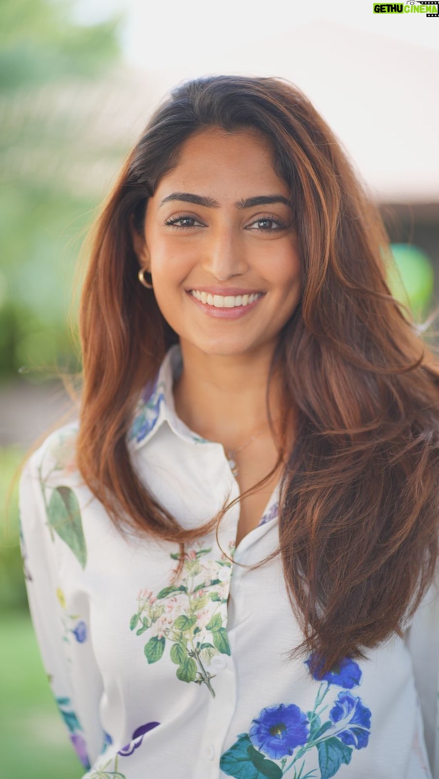 Reba Monica John Instagram - With my busy schedule sometimes it gets difficult to take proper care of my hair and But after using @lovebeautyandplanet_in Curry Leaves & Vegan Biotin Hair Growth Scalp Serum I didn’t have to worry anymore. This serum has natural ingredients like curry leaf extracts and vegan biotin and anagain which helped me with hair growth. This serum worked really well for me, I could actually see the difference in 2 weeks! You need to use this serum now #Ad #lovebeautyandplanet #hairgrowth #antihairfallsolution #thickerhair