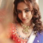 Reba Monica John Instagram - దసరా శుభాకాంక్షలు ✨ ದಸರಾ ಶುಭಾಶಯಗಳು ✨ Wishing each of you a very happy Dussehra ✨ Wearing: @varahi_artstudio Jewellery: @sammohana_by_anushauppaluri Styled by : @stylebyannapurna Team : @i.deekshasetti Hair @prakash_kasara MU yours truly Photography @they_call_me_keshu #dussehraspecial #goodoverevil #festivetime #halfsareelove Hyderabad,india