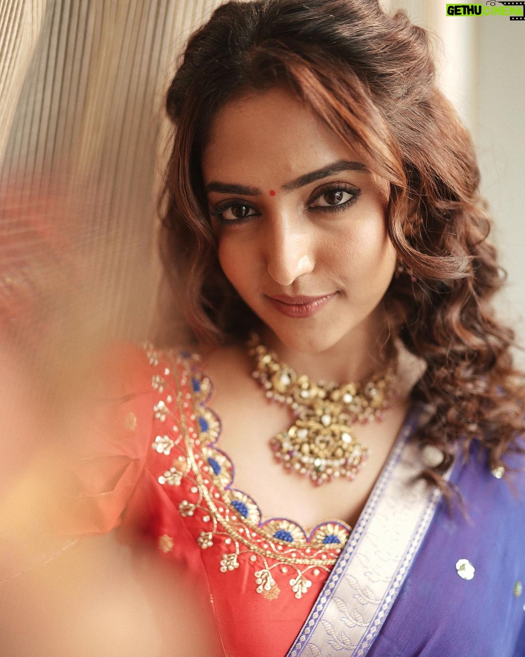 Reba Monica John Instagram - దసరా శుభాకాంక్షలు ✨ ದಸರಾ ಶುಭಾಶಯಗಳು ✨ Wishing each of you a very happy Dussehra ✨ Wearing: @varahi_artstudio Jewellery: @sammohana_by_anushauppaluri Styled by : @stylebyannapurna Team : @i.deekshasetti Hair @prakash_kasara MU yours truly Photography @they_call_me_keshu #dussehraspecial #goodoverevil #festivetime #halfsareelove Hyderabad,india