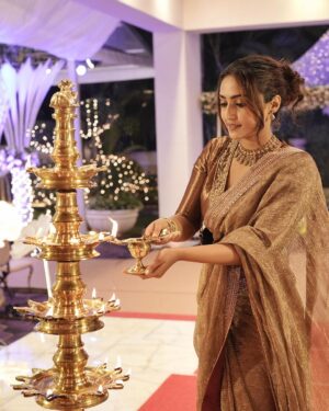 Reba Monica John Instagram - Spent a beautiful and memorable night at the Navratri celebrations hosted by the Kalyan Family ✨🌼 the humility and warmth they exude is inexplicable and I’m grateful to have been part of this wonderful family in the smallest way possible. 

Also, met some lovely people. The smiles say it all 🫶

 
Styled by @manogna_gollapudi 
Jewellery @kalyanjewellers_official
HMU yours truly ( that’s why so messy )

#indianfestival #navratri #kalyanjewellers #sareelove #beautifulevening #indianwear