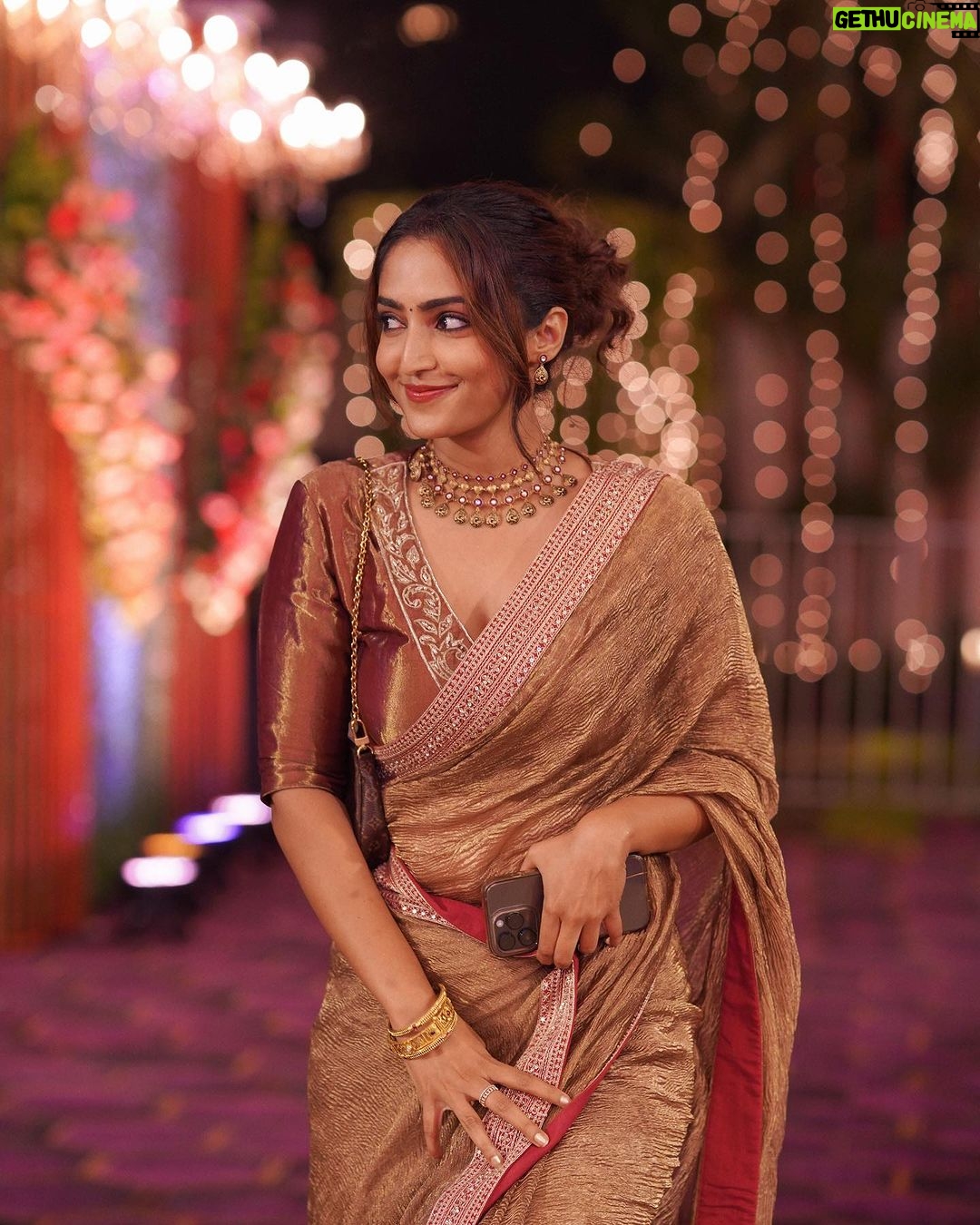 Reba Monica John - 414.4K Likes - Spent a beautiful and memorable night at the Navratri celebrations hosted by the Kalyan Family ✨🌼 the humility and warmth they exude is inexplicable and I’m grateful to have been part of this wonderful family in the smallest way possible.
Also, met some lovely people. The smiles say it all 🫶
Styled by @manogna_gollapudi
Jewellery @kalyanjewellers_official
HMU yours truly ( that’s why so messy )
#indianfestival #navratri #kalyanjewellers #sareelove #beautifulevening #indianwear