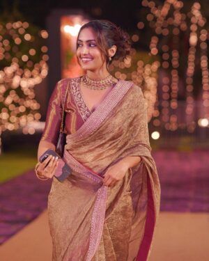Reba Monica John Instagram - Spent a beautiful and memorable night at the Navratri celebrations hosted by the Kalyan Family ✨🌼 the humility and warmth they exude is inexplicable and I’m grateful to have been part of this wonderful family in the smallest way possible. 

Also, met some lovely people. The smiles say it all 🫶

 
Styled by @manogna_gollapudi 
Jewellery @kalyanjewellers_official
HMU yours truly ( that’s why so messy )

#indianfestival #navratri #kalyanjewellers #sareelove #beautifulevening #indianwear