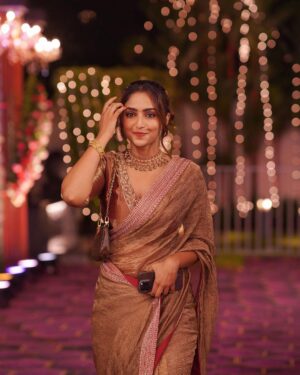 Reba Monica John Instagram - Spent a beautiful and memorable night at the Navratri celebrations hosted by the Kalyan Family ✨🌼 the humility and warmth they exude is inexplicable and I’m grateful to have been part of this wonderful family in the smallest way possible. 

Also, met some lovely people. The smiles say it all 🫶

 
Styled by @manogna_gollapudi 
Jewellery @kalyanjewellers_official
HMU yours truly ( that’s why so messy )

#indianfestival #navratri #kalyanjewellers #sareelove #beautifulevening #indianwear
