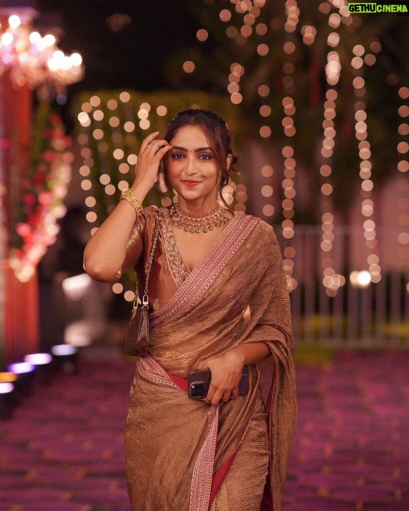 Reba Monica John Instagram - Spent a beautiful and memorable night at the Navratri celebrations hosted by the Kalyan Family ✨🌼 the humility and warmth they exude is inexplicable and I’m grateful to have been part of this wonderful family in the smallest way possible. Also, met some lovely people. The smiles say it all 🫶 Styled by @manogna_gollapudi Jewellery @kalyanjewellers_official HMU yours truly ( that’s why so messy ) #indianfestival #navratri #kalyanjewellers #sareelove #beautifulevening #indianwear